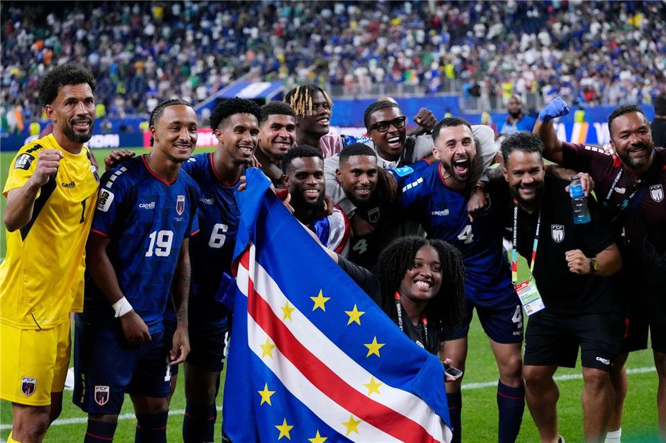 Das Überraschungsteam der WM: Die Spieler von Kap Verde nach der Partie gegen Saudi-Arabien. (Archivbild)David J. Phillip/AP/dpa