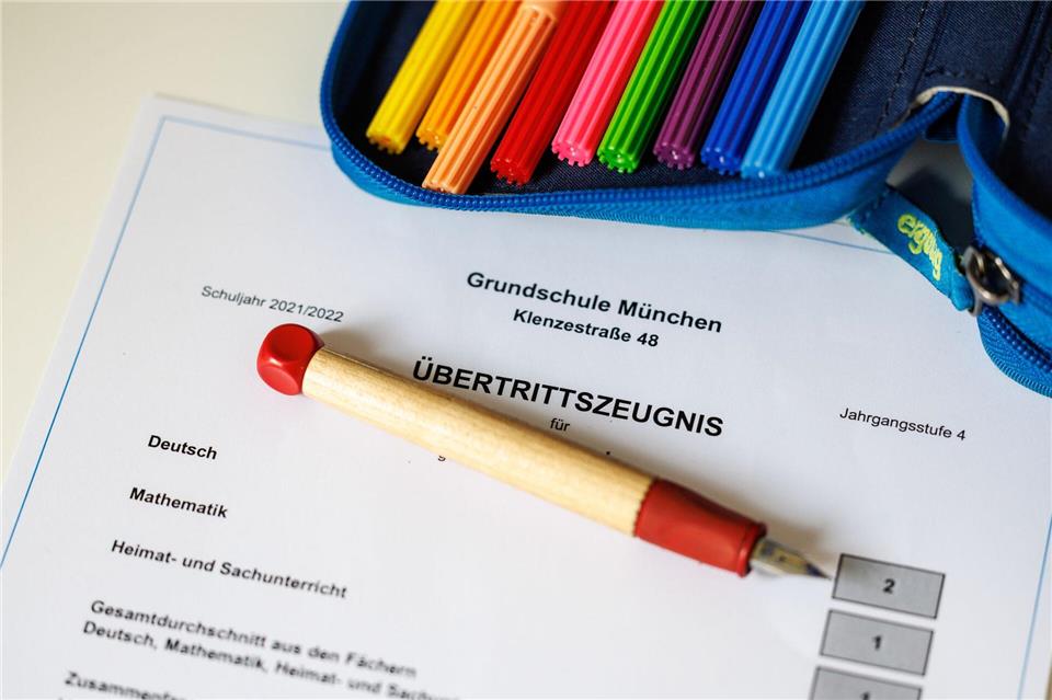 Das Übertrittszeugnis steht an. (Symbolbild)Matthias Balk/dpa