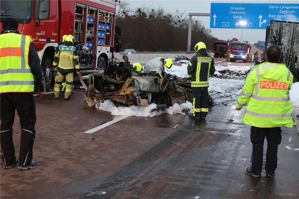Das Unfallauto brannte komplett aus.Bodo Schackow/dpa