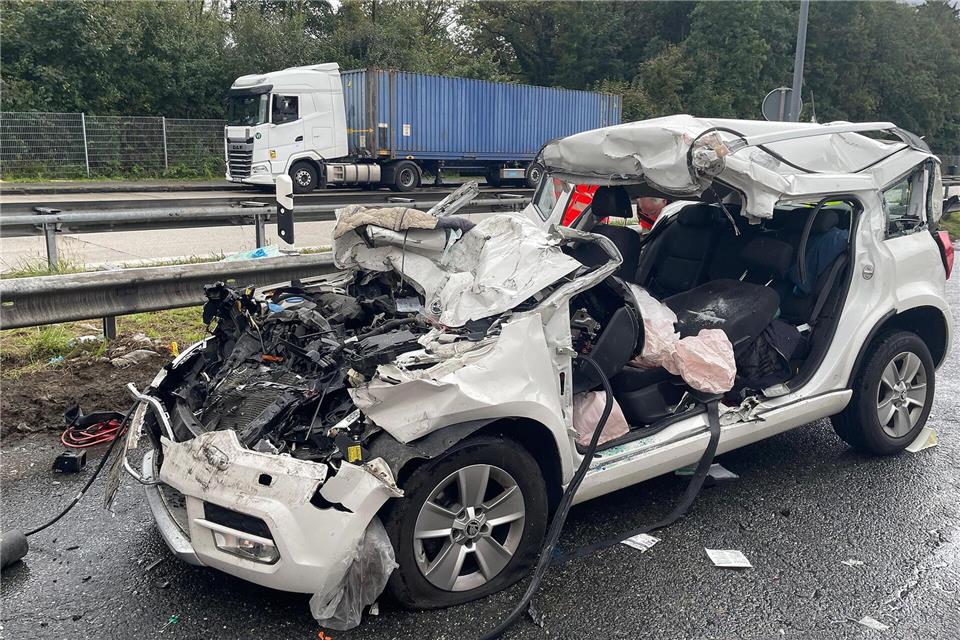 Das Unfallauto wurde so stark beschädigt, dass der Fahrer und seine Frau im Wagen eingeklemmt wurden.-/BRK BGL/dpa