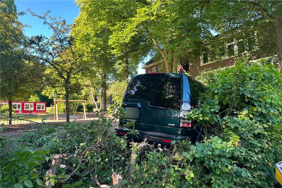 Das Unfallfahrzeug steht im Gebüsch vor einer Schule im Stadtteil Blankenese.Katharina Heinemann/dpa