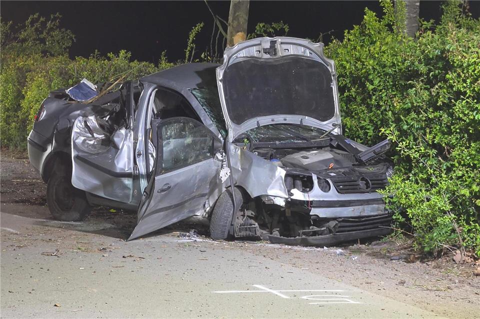 Das Unfallfahrzeug steht zerstört auf der Straße. Nord-West-Media TV/dpa