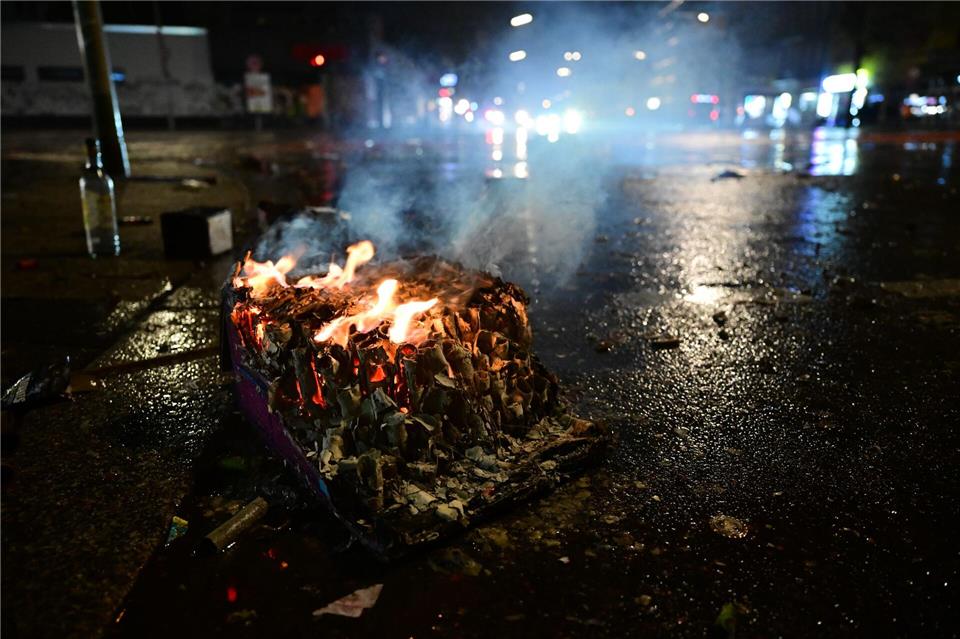 Das Unfallkrankenhaus Berlin meldet zahlreiche schwer verletzte Menschen durch Böllerexplosionen. Sebastian Christoph Gollnow/dpa