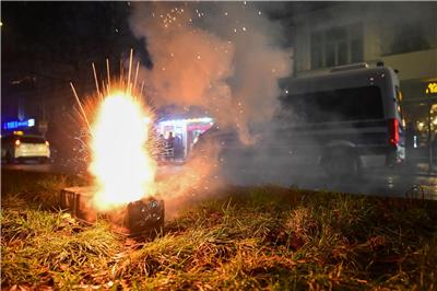 ベルリンで数十人の爆竹が負傷 – 8人の子供も含まれる