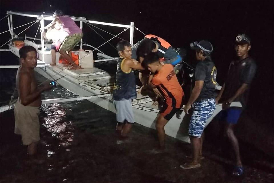 Das Unglück ereignete sich rund zwei Kilometer von der Küste entfernt.Uncredited/Philippine Coast Guard/AP/dpa