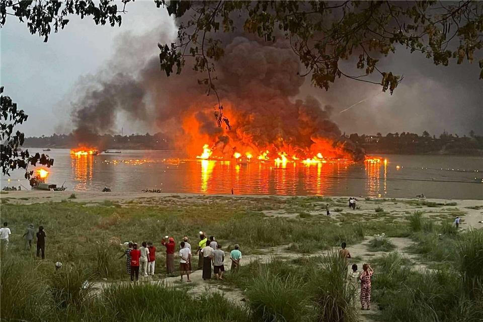 Das Unglück passierte beim Umladen von Treibstoff.Sai Aung/HNA/dpa