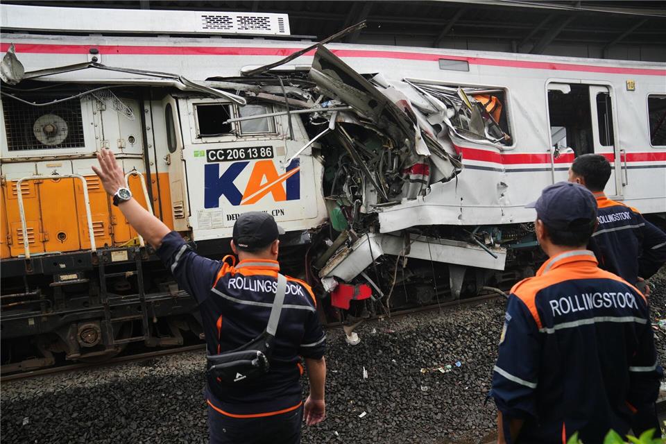 Das Unglück passierte zwischen einem Pendlerzug und einem Fernverkehrszug.Tatan Syuflana/AP/dpa