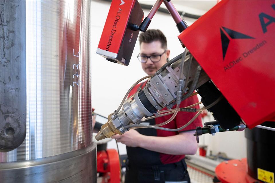Das Unternehmen Alotec setzt auf Lasertechnologie, um Metallbauteile effizient instand zu setzen – doch wirtschaftliche Hürden bremsen den Fortschritt. (Foto Produktion)Sebastian Kahnert/dpa