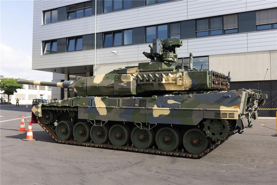 Das Unternehmen produziert unter anderem den Kampfpanzer Leopard 2.Christian Lademann/dpa