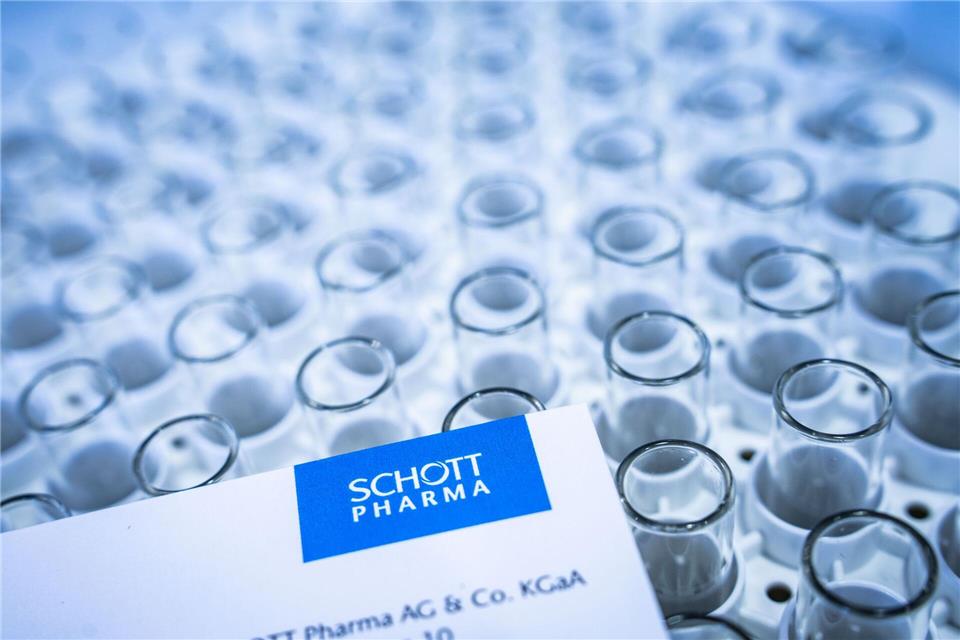 Das Unternehmen sprach zuletzt von einer sinkenden Nachfrage nach Glasspritzen. (Archivbild)Frank Rumpenhorst/dpa