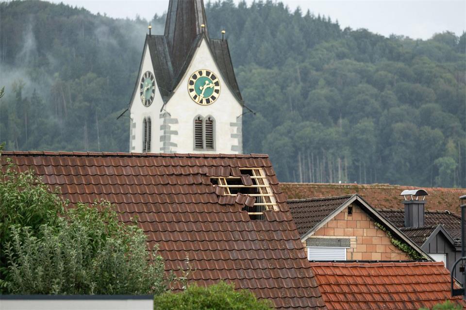 Das Unwetter hat zahlreiche Hausdächer abgedeckt. Silas Stein/dpa