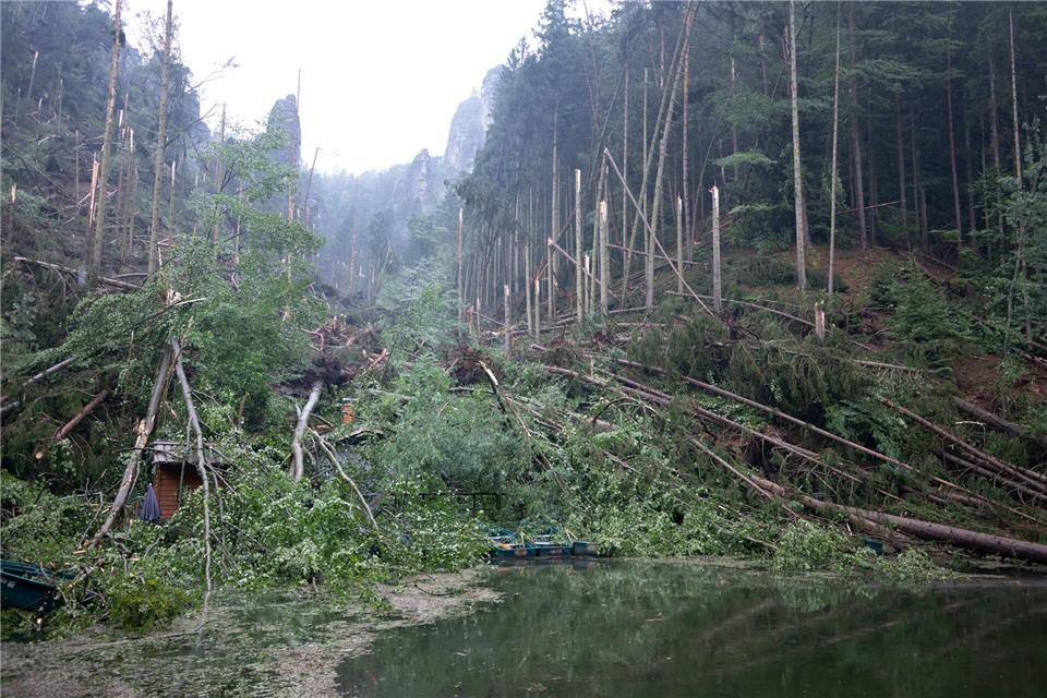 Das Unwetter schlug eine Schneise der Verwüstung. Sebastian Kahnert/dpa