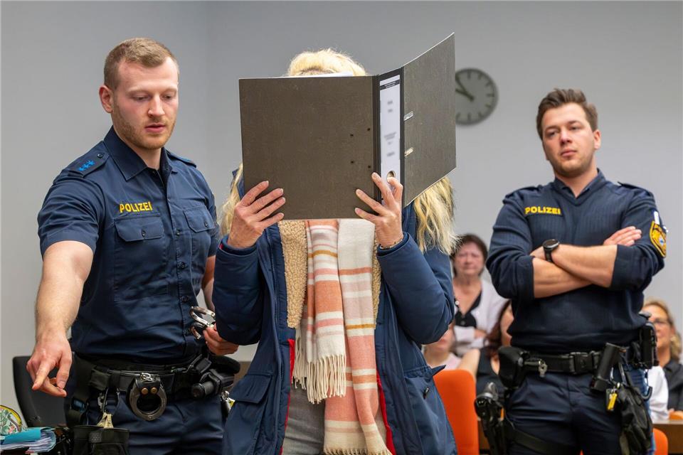Das Urteil gegen die Haupttäterin, den Auftragskiller, die Tochter und deren Lebensgefährten wegen eines Mordkomplotts ist rechtskräftig. (Archivbild)Peter Kneffel/dpa