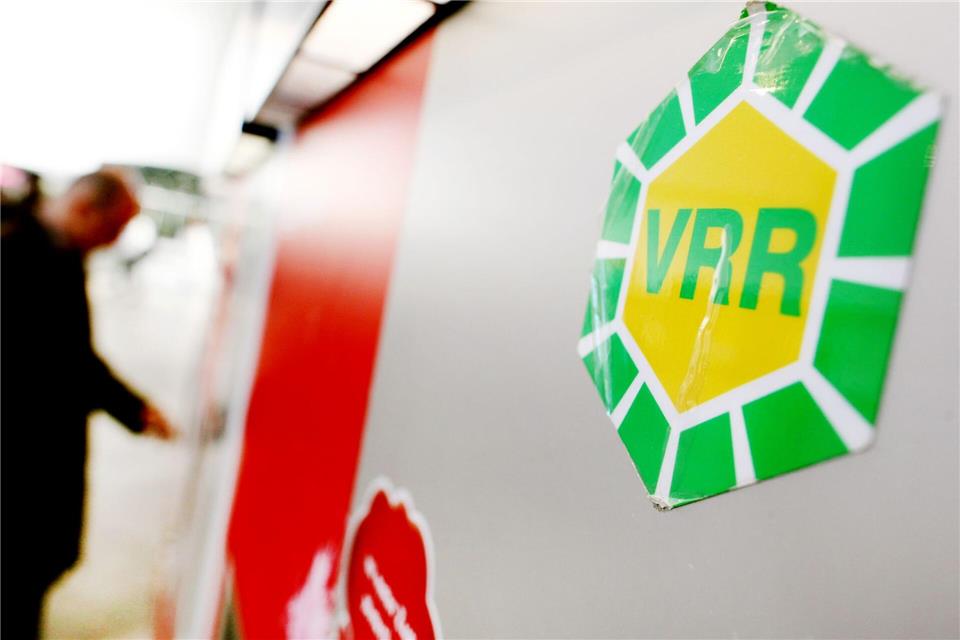 Das VRR-Logo klebt an einem Fahrkartenautomaten im Hauptbahnhof in Düsseldorf. (Archivbild)Martin Gerten/dpa