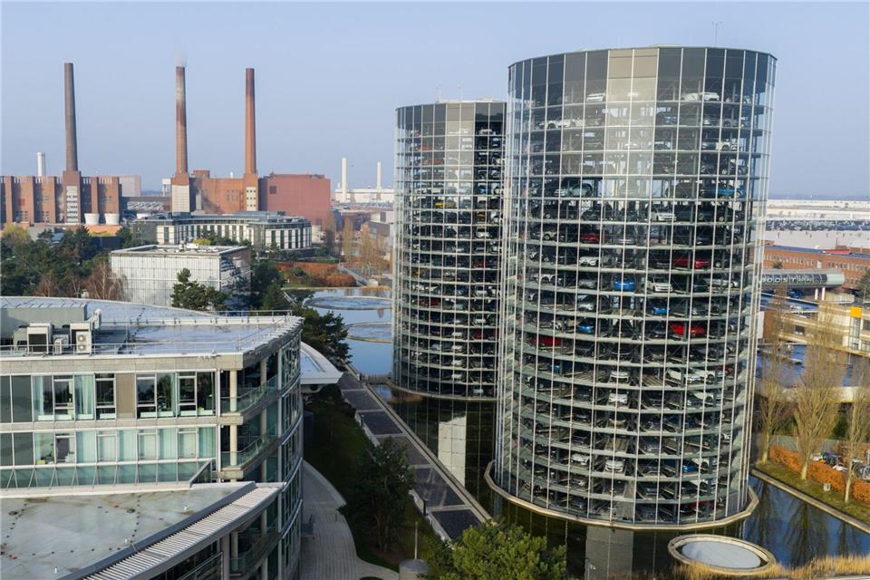 Das VW-Stammwerk in Wolfsburg gilt als eine der größten Fabriken der Welt. Laut VW hat es inzwischen konzernweit die geringsten Fabrikkosten in Deutschland.Julian Stratenschulte/dpa
