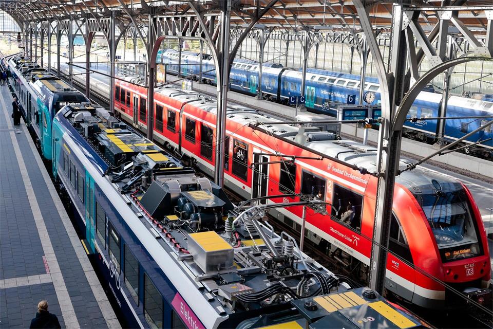 Das Verbot wird laut Deutscher Bahn am Kieler Hauptbahnhof - zunächst mit Augenmaß - von der DB Sicherheit umgesetzt. (Archivbild)Frank Molter/dpa