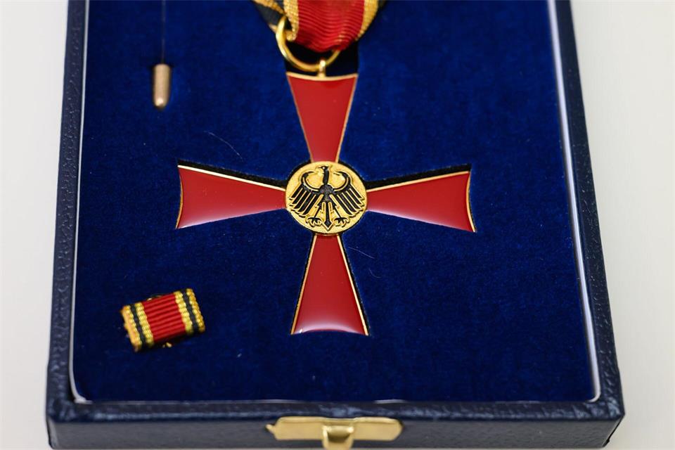 Das Verdienstkreuz am Bande wird an den Historiker Gottfried Lorenz verliehen. (Symbolbild)Patrick Pleul/dpa