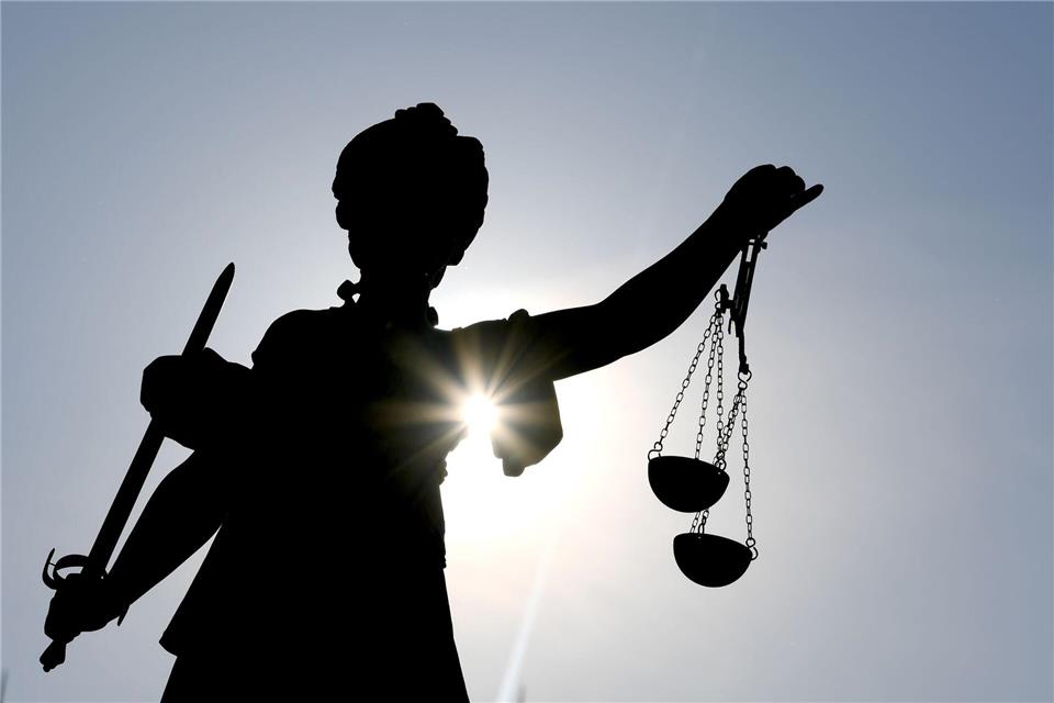 Das Verfahren wurde in Abwesenheit des Angeklagten geführt.