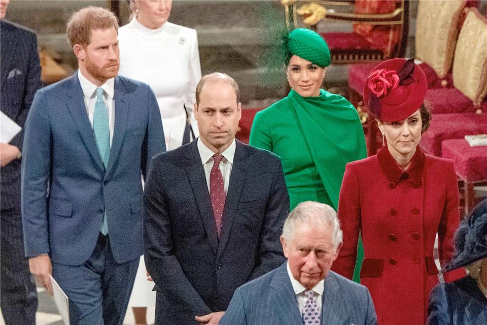 Das Verhältnis von Prinz Harry und seiner Frau Meghan zum Rest der Königsfamilie gilt als zerrüttet. (Archivbild)Phil Harris/POOL Mirror/AP/dpa