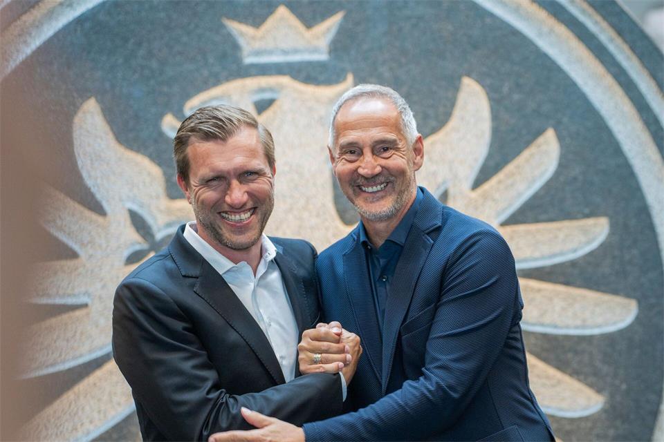 Das Verhältnis zwischen Markus Krösche (l) und Trainer Adi Hütter (r) gilt als belastet. (Archivbild)Andreas Arnold/dpa