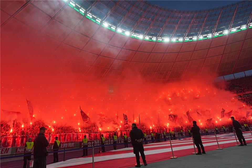 Das Verhalten ihrer Fans kommt dem FC Bayern und VfB Stuttgart teuer zu stehen. (Archivbild)Michael Kappeler/dpa