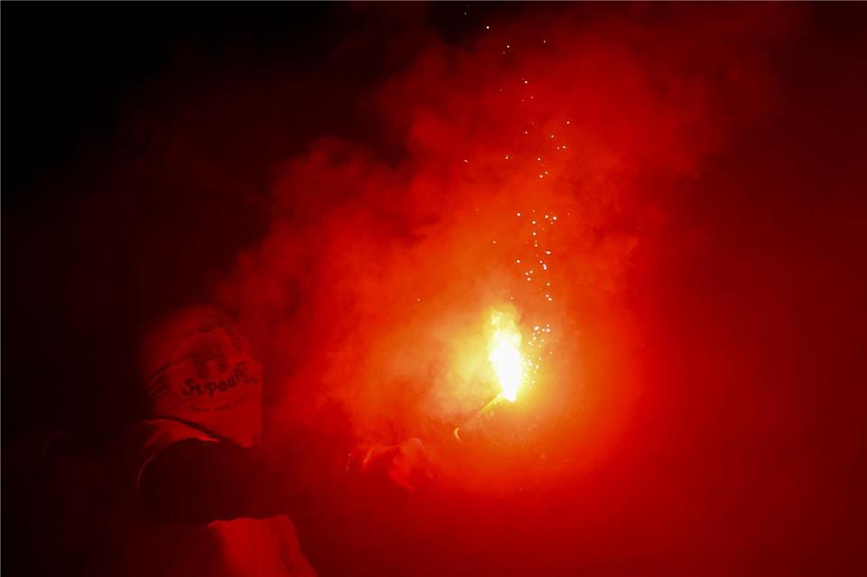 Das Verhalten ihrer Fans wird für den FC St. Pauli und den HSV teuer. (Archivbild)  Christian Charisius/dpa
