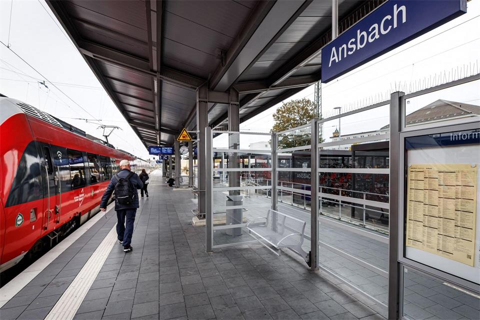 Das Verkehrsbündnis Allianz pro Schiene e.V. hat den Bahnhof Ansbach zum Bahnhof des Jahres 2026 gekürt.Daniel Karmann/dpa