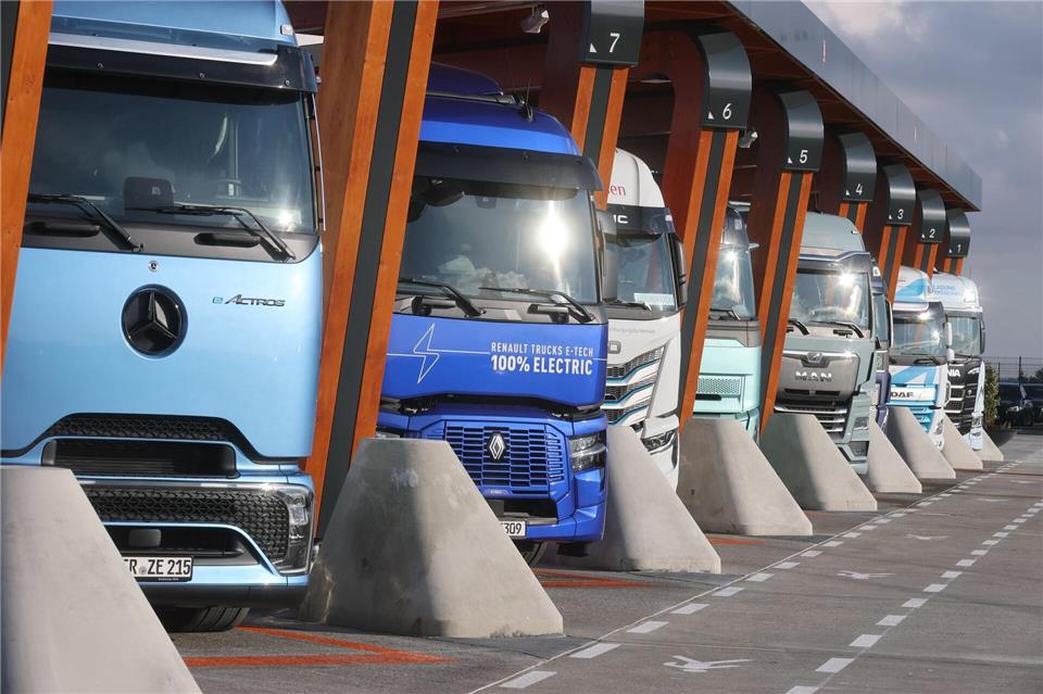 Das Verkehrsgewerbe muss nach Ansicht der Branche die maximal erlaubte Tagesarbeitszeit auch mal überschreiten dürfen. (Symbolbild)Bodo Schackow/dpa