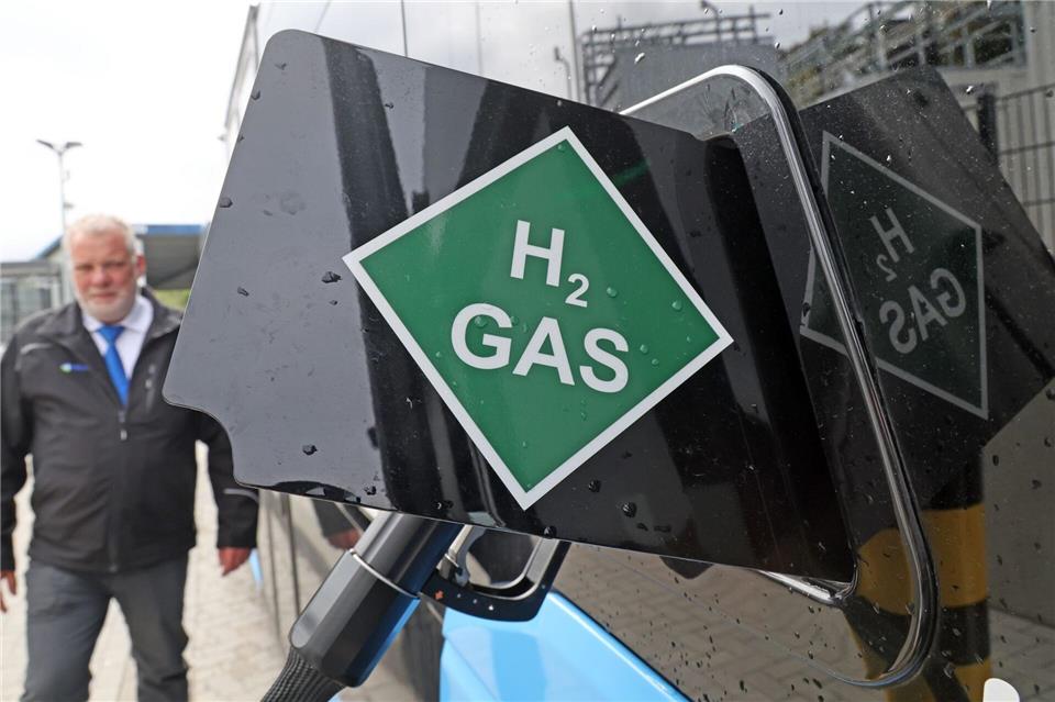 Energie- und Importgut: Wasserstoff kommt aus dem Ausland Das Verkehrsunternehmen Rebus betankt über 50 seiner Busse bereits mit Wasserstoff.Bernd Wüstneck/dpa