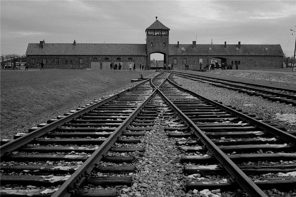 Das Vernichtungslager Auschwitz war für die Deutschen im NS-Staat weit weg - konnten sie dennoch davon wissen, wie Juden systematisch entrechtet, verschleppt und vernichtet wurden? Dem geht eine Ausstellung in Berlin nach. (Archivbild)Markus Schreiber/AP/dpa