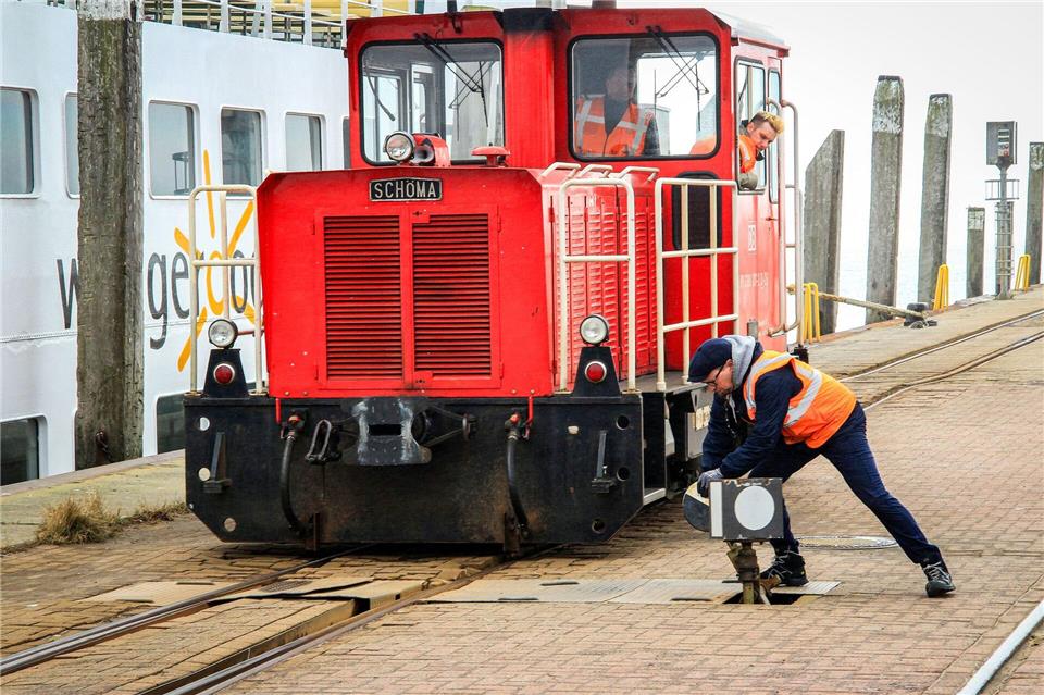 Das Verstellen der Weichen ist auf Wangerooge noch Handarbeit.Bernd F. Meier/dpa-tmn