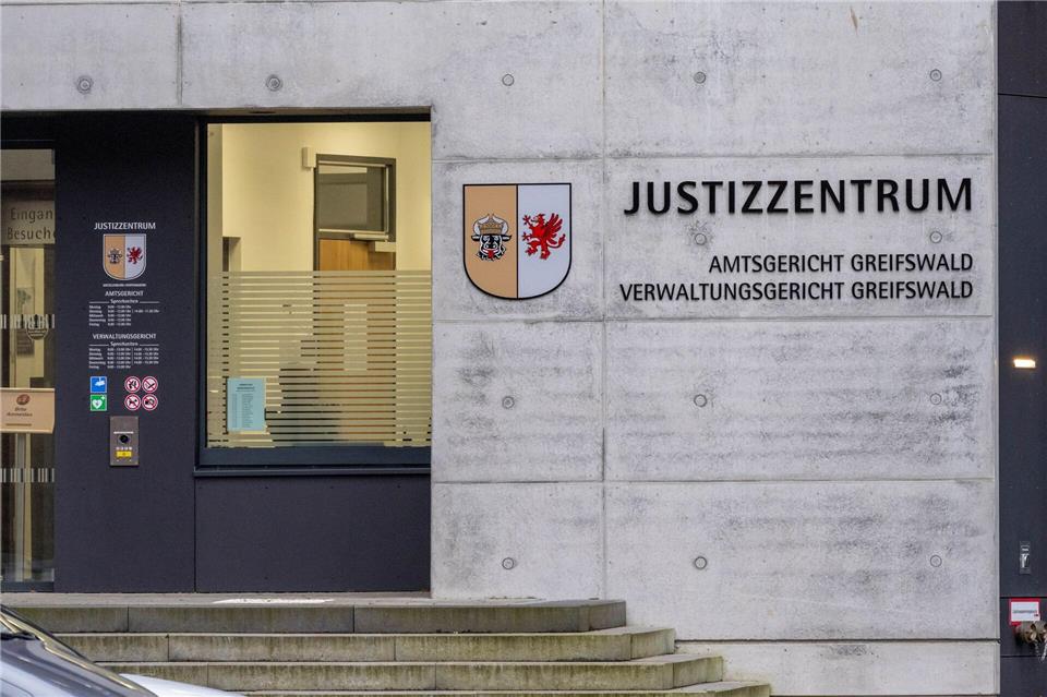 Das Verwaltungsgericht Greifswald hat einer Disziplinarklage gegen einen Polizisten stattgegeben. (Archivbild)Stefan Sauer/dpa/ZB