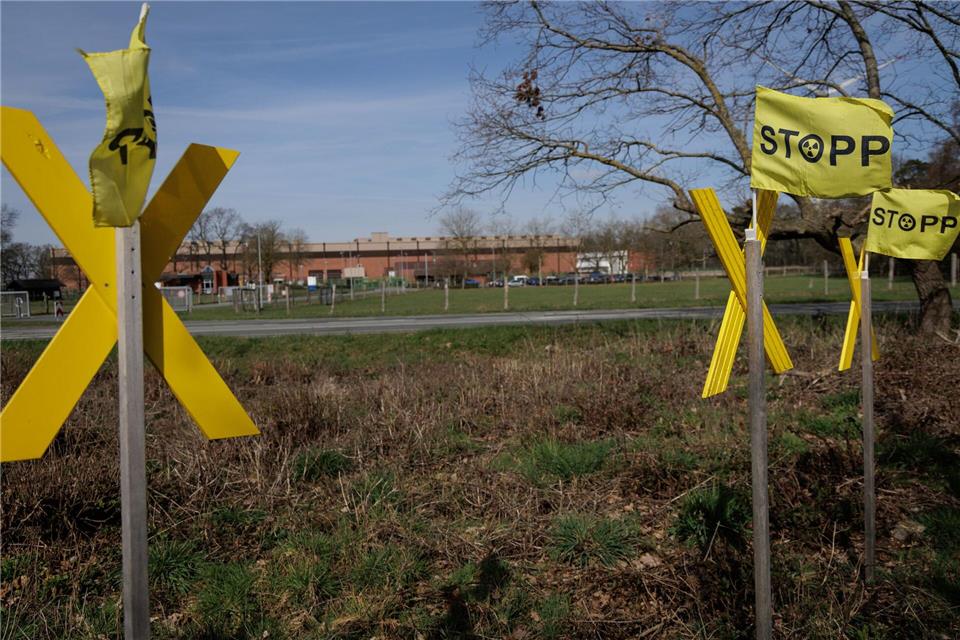 Das Verwaltungsgericht Münster hat Auflagen der Polizei für eine angemeldete Mahnwache vor dem Zwischenlager in Ahaus zum Teil bestätigt. Nicht begrenzt werden darf die Teilnehmerzahl. (Archivbild)David Ebener/dpa