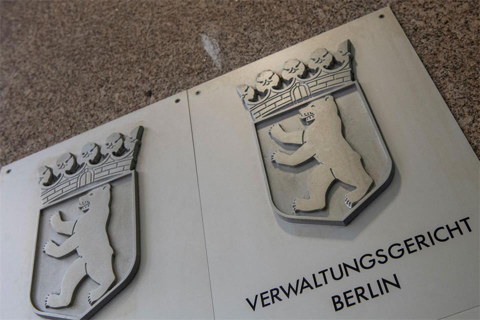 Das Verwaltungsgericht hat ein Verbot der Berliner Polizei gekippt, mit dem im Voraus die Teilnahme an einer Protestaktion verhindert werden sollte. (Symbolbild)Paul Zinken/dpa
