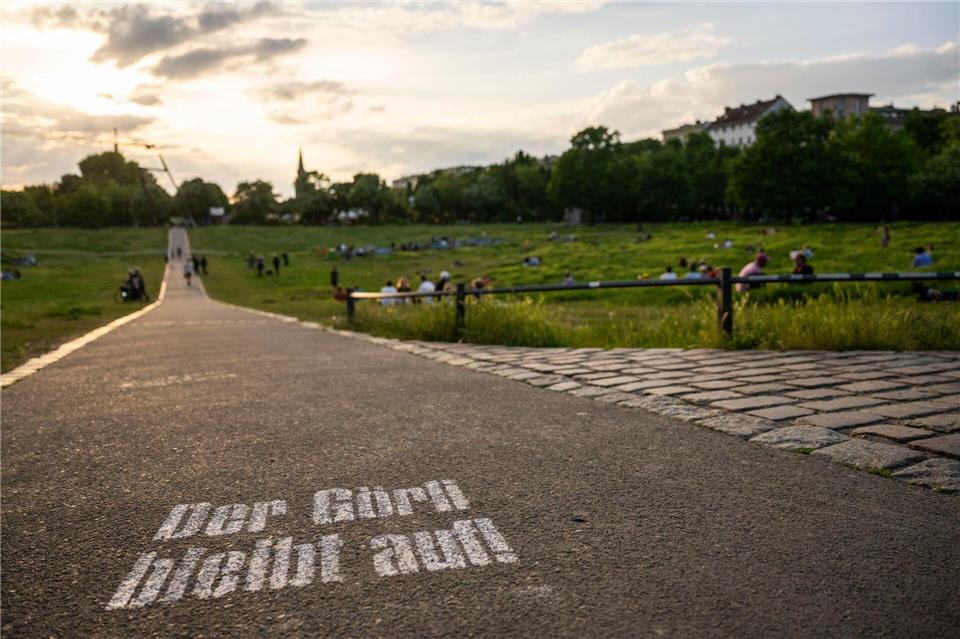 Das Verwaltungsgericht hatte Anfang Juni entschieden, dass der Görlitzer Park nachts offen bleiben muss - die Senatsverwaltung will das nicht akzeptieren. (Archivbild)Christophe Gateau/dpa