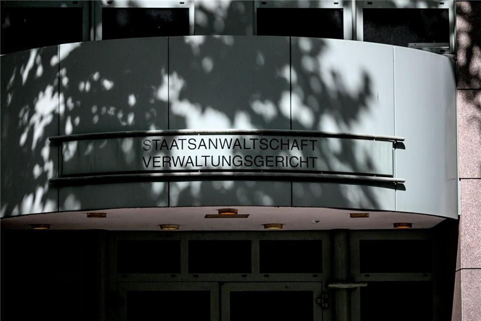 Das Verwaltungsgericht prüft eine Klage des Internetportals „FragDenStaat“ gegen die Polizei. (Archivbild)Britta Pedersen/dpa
