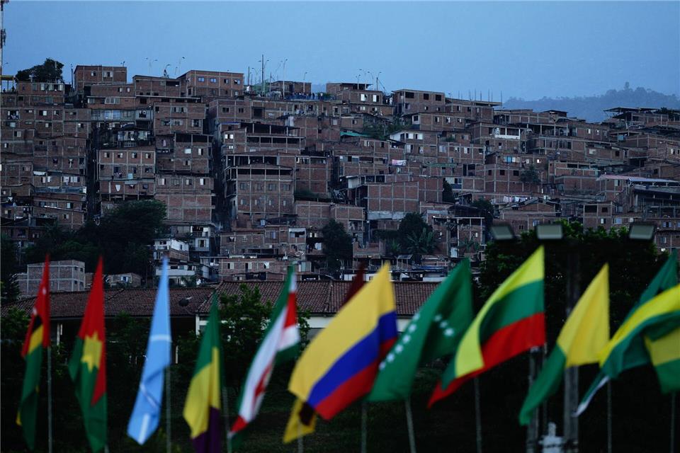 Das Viertel Alto Napoles überragt das Pichincha-Bataillon, während Kolumbiens neuer Präsident Abelardo de la Espriella (nicht im Bild) nach seiner Vereidigung eine Rede hält.Ivan Valencia/AP/dpa