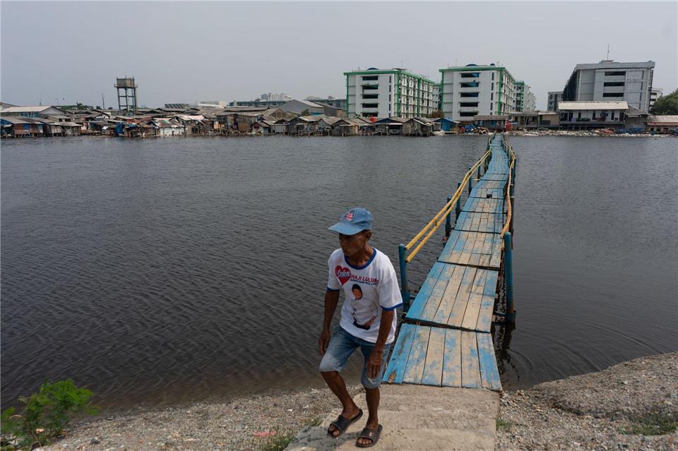 Das Viertel Muara Baru von Jakarta liegt unter dem Meeresspiegel und ist oft von Überschwemmungen betroffen.Fauzan Ijazah/dpa