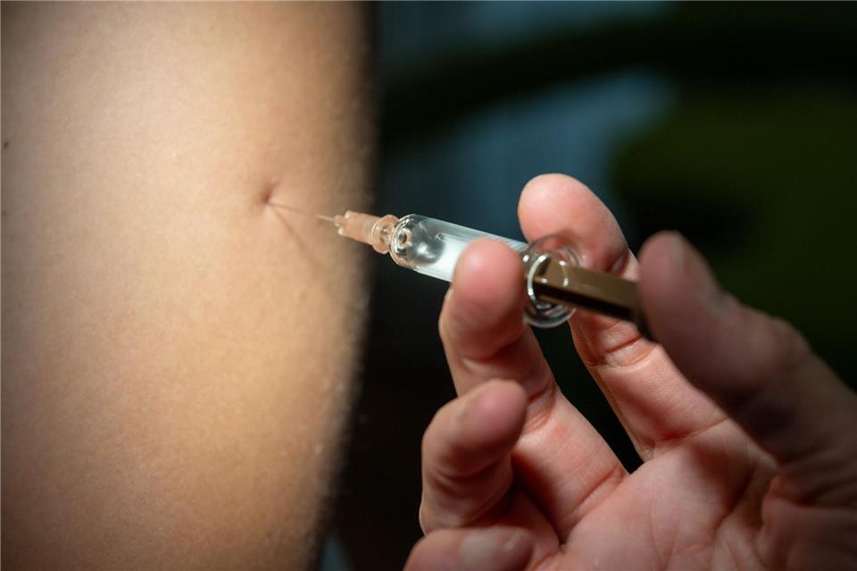 Mehr Mpox-Fälle in Berlin als in Vorjahren Das Virus löst vor allem Hautausschlag aus, aber auch Fieber und Muskelschmerzen. (Symbolbild)Stefan Puchner/dpa