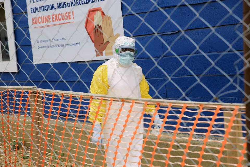 Das Virus wird durch Körperkontakt und Kontakt mit Körperflüssigkeiten übertragen. (Archivbild)Sebastien Kitsa Musayi/AP/dpa