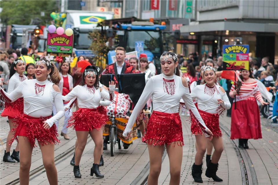 Fünfte Jahreszeit in Bremen – Tausende ziehen zum Freimarkt  Das Volksfest wird seit dem Jahr 1035 veranstaltet.Focke Strangmann/dpa