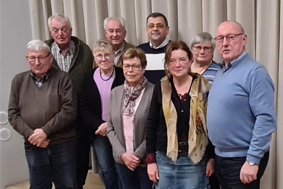 Das Vorstandsteam des Chors (v.l.): Beisitzer Heinrich Grotendorst, Kassierer Ludger Horstmann, 2. Vorsitzende Helga Schröer, Notenwart Klemens Dirks, Beisitzerin Maria Südholt, Präses Pfr. Vasilica Pana, Chorleiterin Brigitta Malyszek, Notenwartin Mechtild Telake, 1. Vorsitzender Hermann Große-Vorholt.