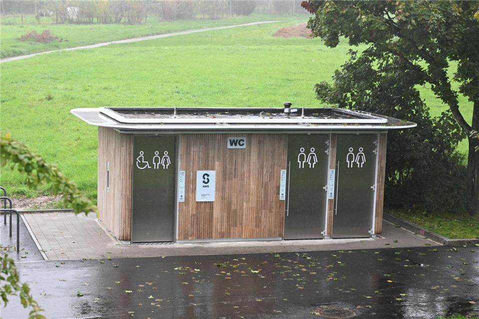 Das WC soll auch Anwohner vor unliebsamen Hinterlassenschaften schützen.Bernd Weißbrod/dpa