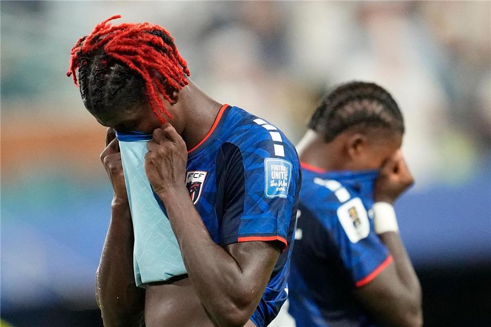 Das WM-Aus: Kap Verdes Spieler Gilson Benchimol (l) nach der bitteren Niederlage gegen Argentinien.George Walker IV/AP/dpa