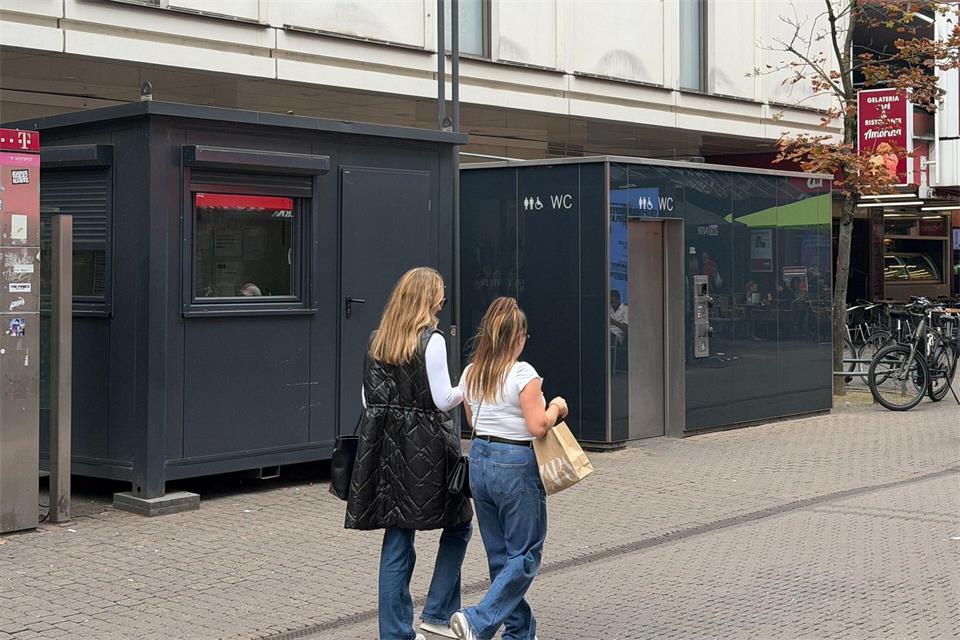 Das Wachhäuschen links neben der öffentlichen Toilette.Dominik Kotzur/dpa