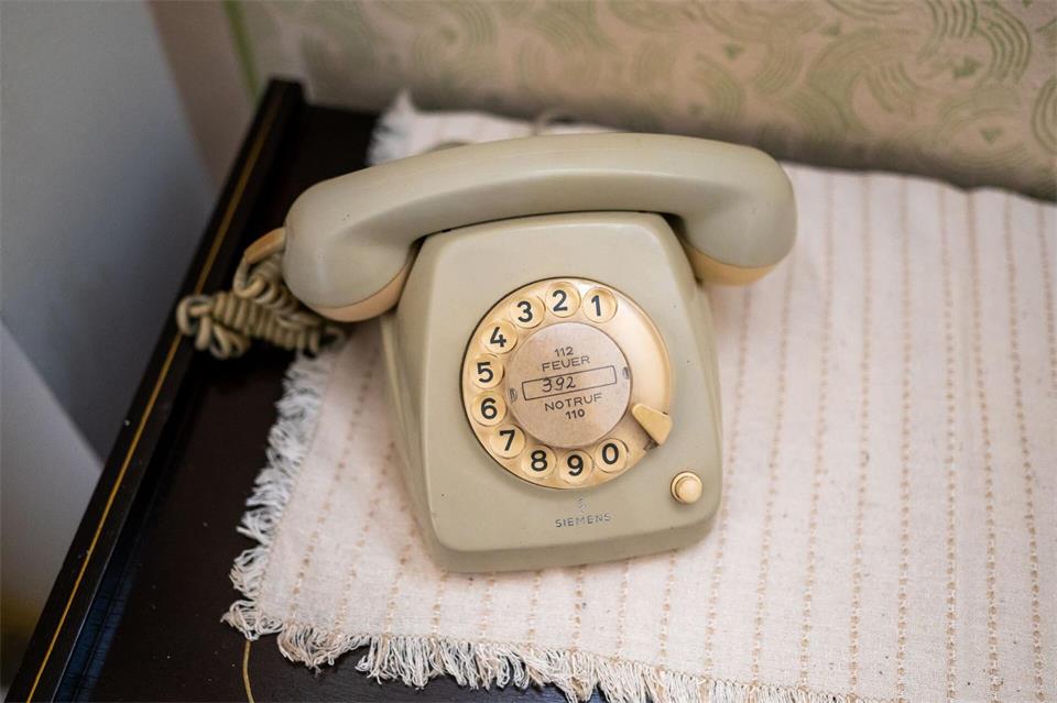 Das Wählscheibentelefon kann bleiben – nur die Leitung nicht. Statt klassischem Festnetz soll bei Bedarf eine Adapterbox Gespräche übers Mobilfunknetz möglich machen.picture alliance/dpa