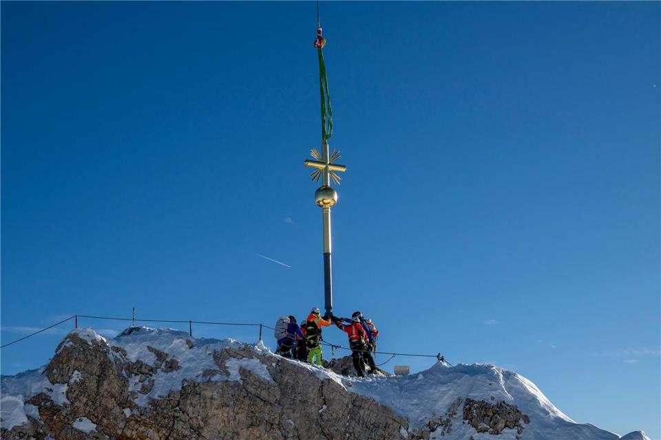 Das Wahrzeichen der Zugspitze steht wieder. Peter Kneffel/dpa