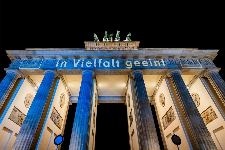 Das Wahrzeichen wurde von Sonnenuntergang bis Mitternacht in Blau angestrahlt.Christoph Soeder/dpa