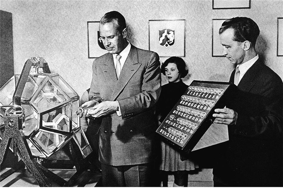 Das Waisenmädchen Elvira Hahn zog die erste Kugel in der Geschichte des erfolgreichen Glücksspiels „6 aus 49“ - es war ausgerechnet die 13. (Archivbild)picture alliance / dpa