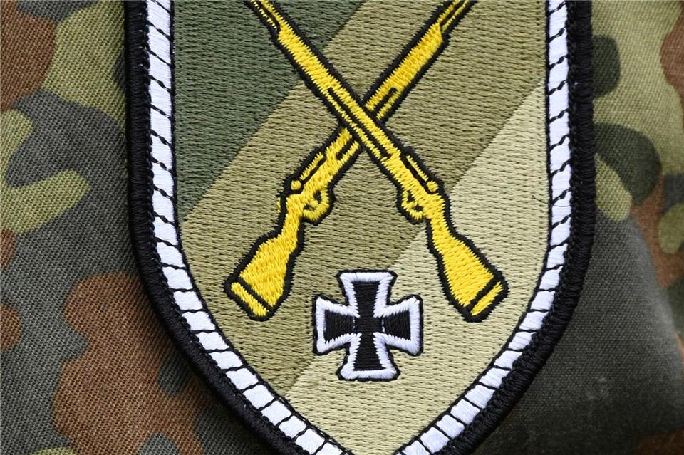 Das Wappen der Heimatschutzdivision an der Uniform eines Soldaten.Klaus-Dietmar Gabbert/dpa